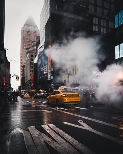 黄灰色混凝土街上出租车轿车通过白走巷附近吸烟
